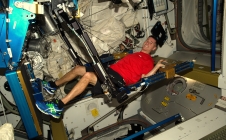 Proxima : Peggy Whitson effectue des travaux de maintenance dans l'ISS